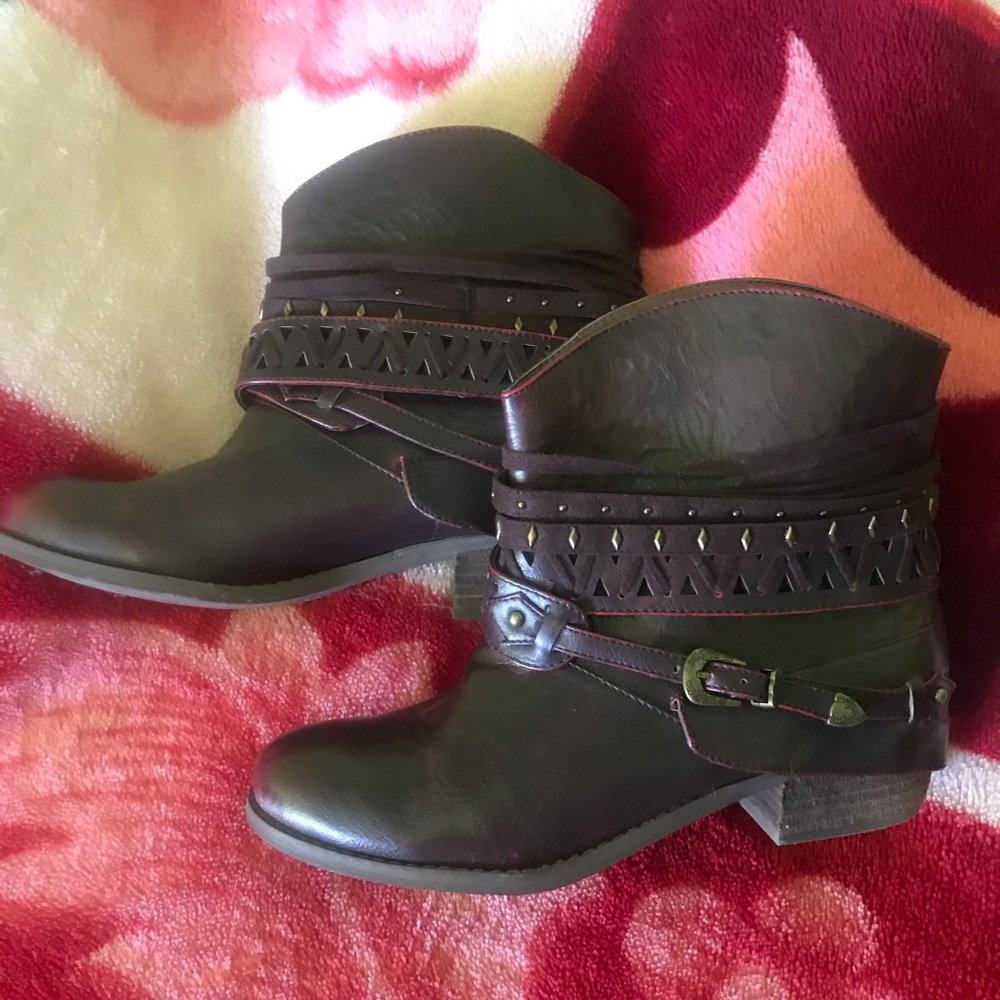 Brown/reddish boots